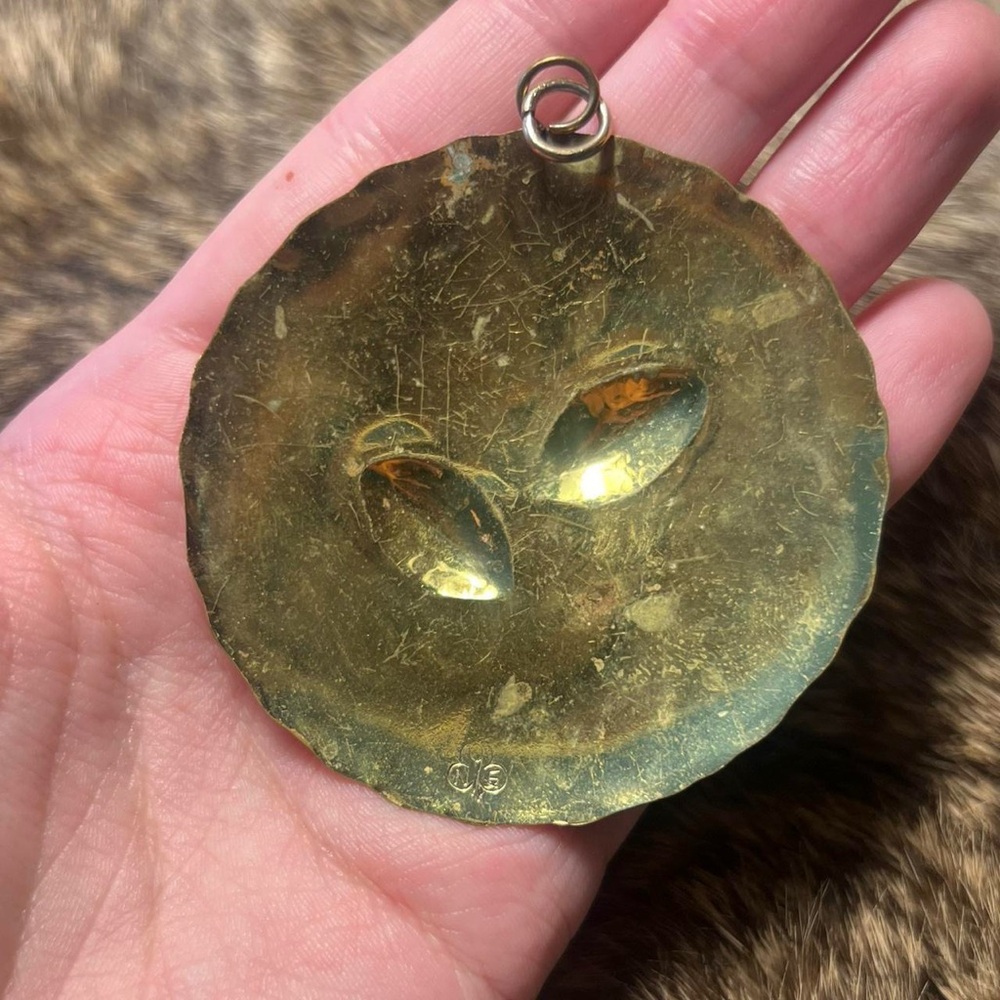 Vintage Stuart Nye brass pinecones medallion pendant - Picture 2 of 2